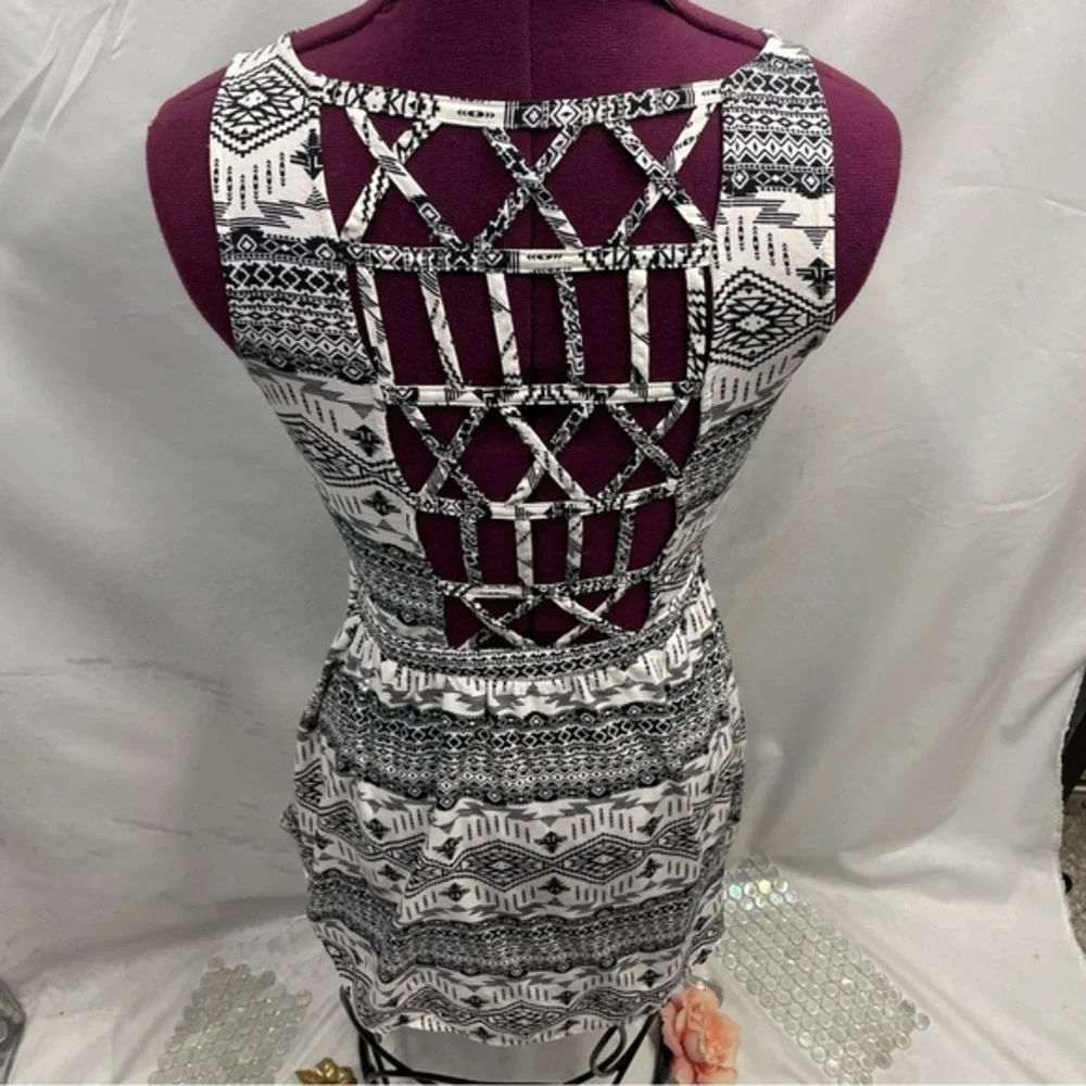 Divided tribal print open back dress - Picture 3 of 7